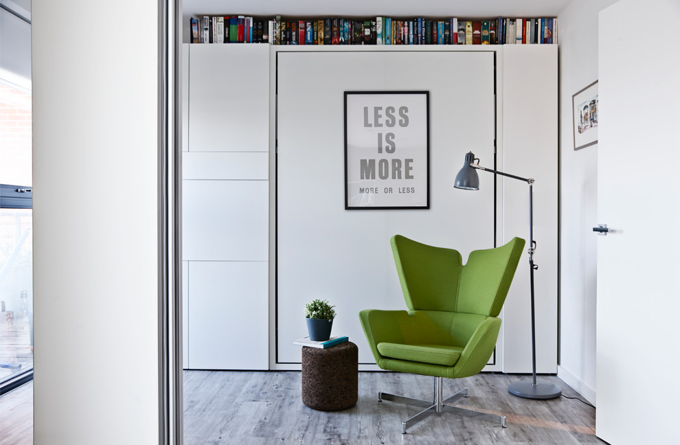 ロンドンにあるコンテンポラリースタイルのおしゃれな書斎 (淡色無垢フローリング、白い壁) の写真