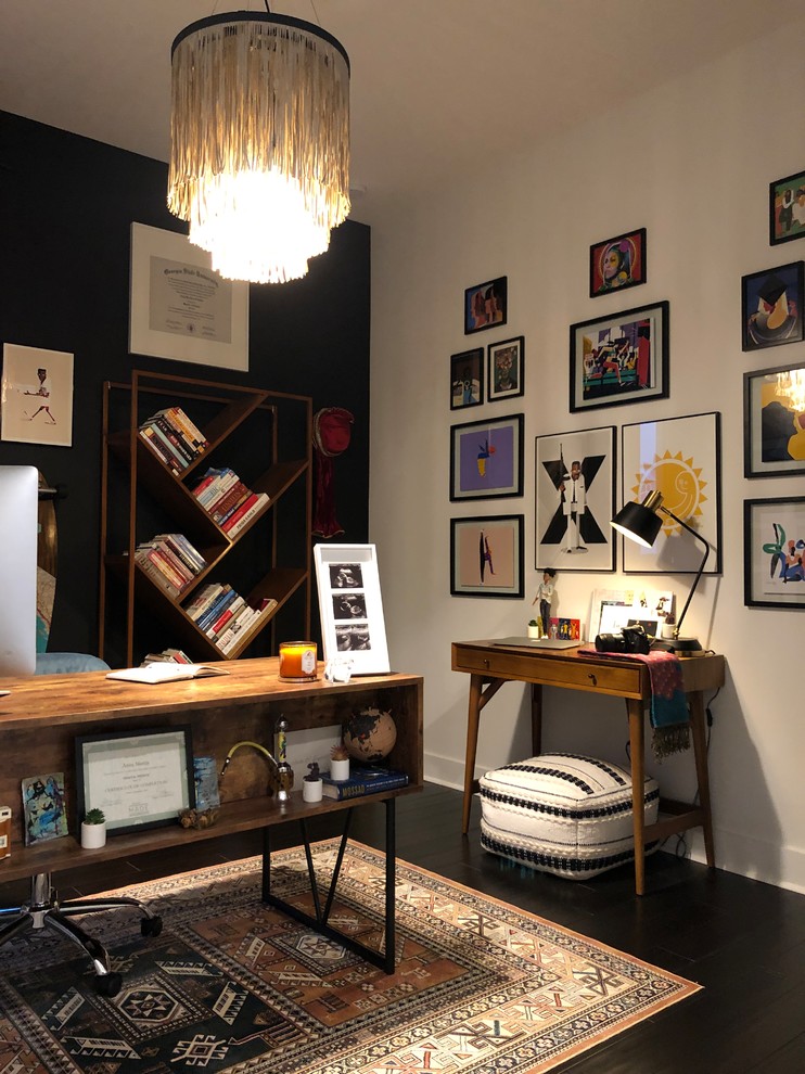マイアミにあるコンテンポラリースタイルのおしゃれなホームオフィス・書斎 (黒い壁、濃色無垢フローリング、自立型机、茶色い床) の写真