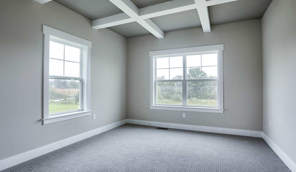 Großes Landhausstil Arbeitszimmer mit Arbeitsplatz, grauer Wandfarbe, Teppichboden und grauem Boden in Sonstige