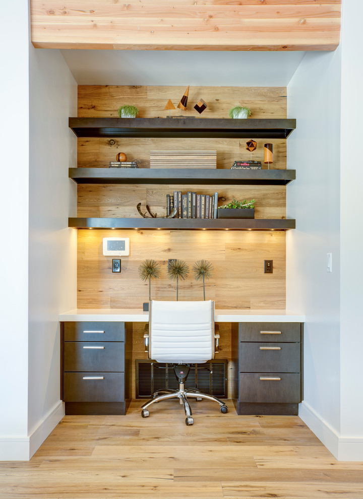 Kleines Modernes Arbeitszimmer mit braunem Holzboden, Einbau-Schreibtisch, weißer Wandfarbe und Arbeitsplatz in Salt Lake City