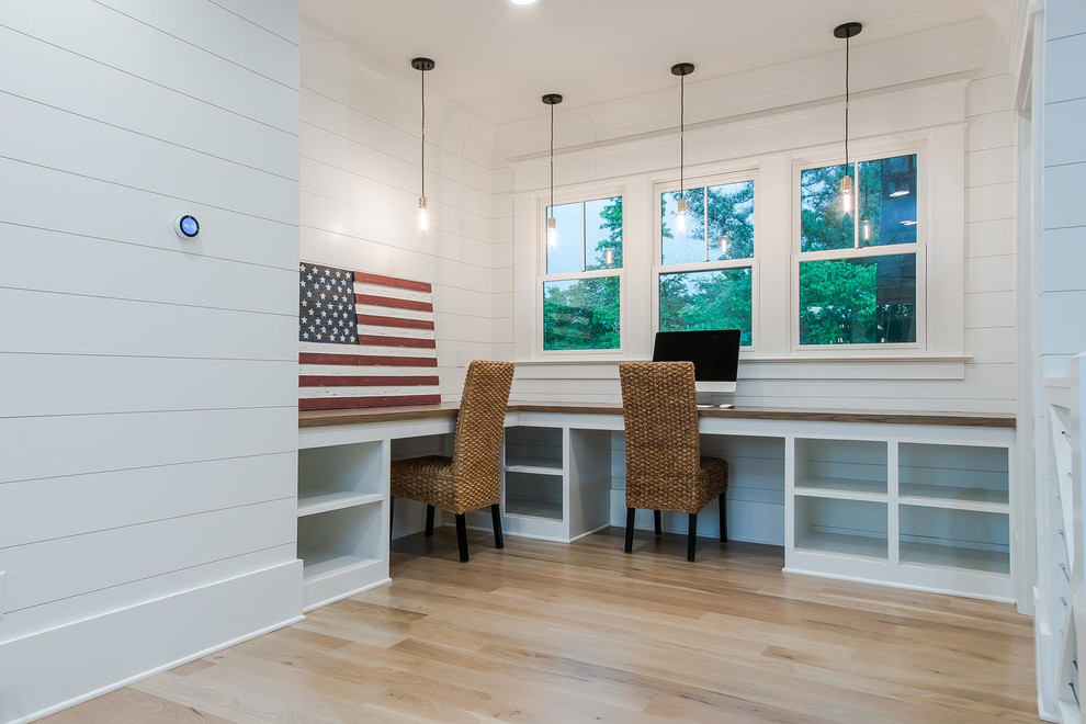 Esempio di un grande ufficio country con pareti bianche, parquet chiaro, scrivania incassata e pavimento beige