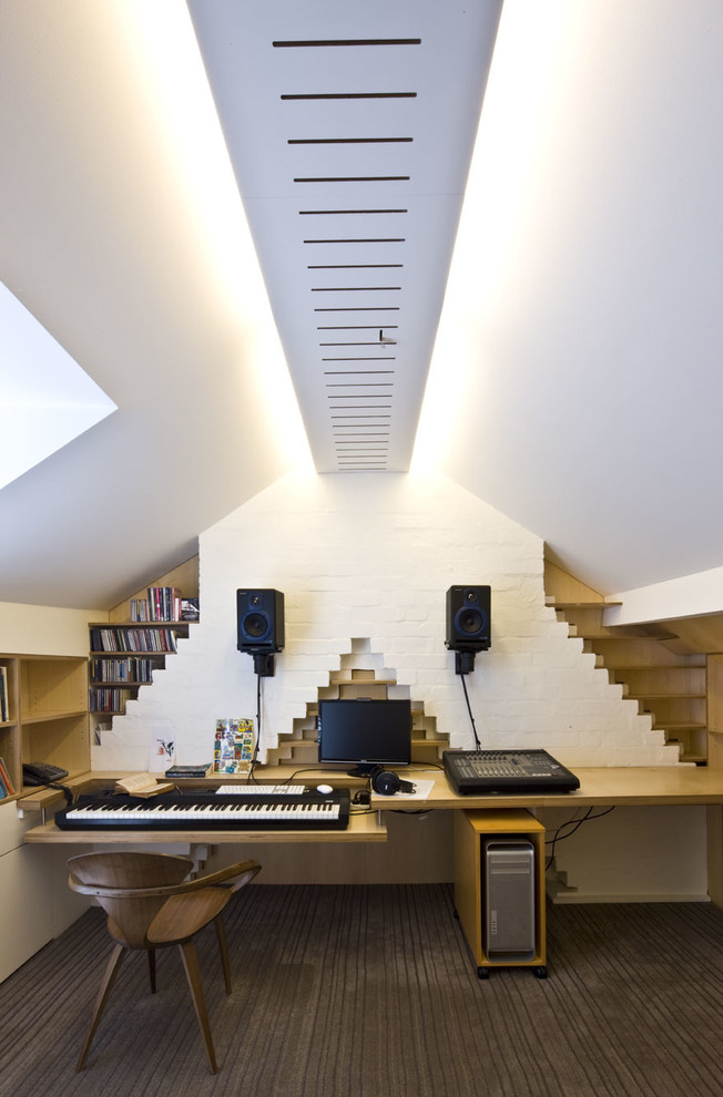 シドニーにあるコンテンポラリースタイルのおしゃれなホームオフィス・書斎 (造り付け机) の写真
