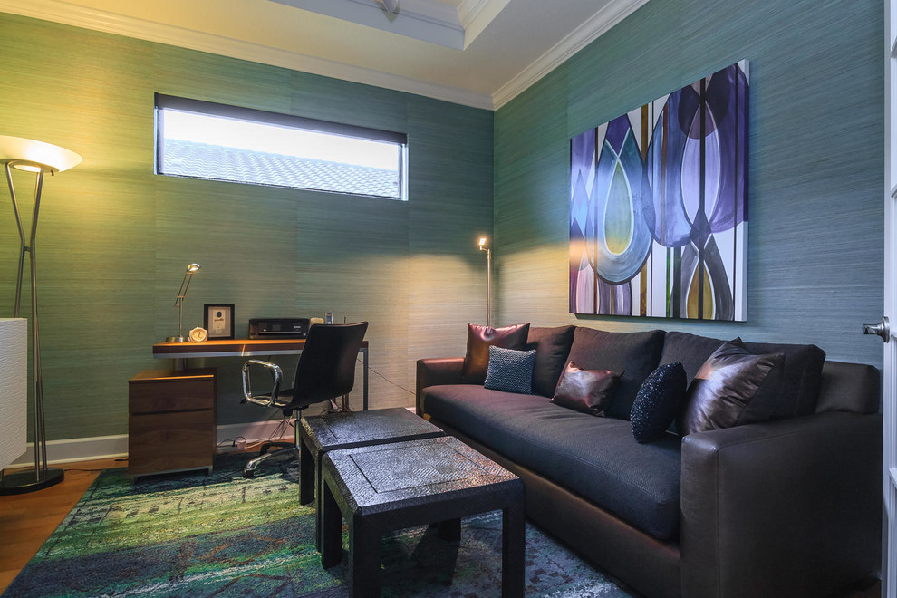 Mittelgroßes Modernes Arbeitszimmer mit Arbeitsplatz, grüner Wandfarbe und freistehendem Schreibtisch in Tampa