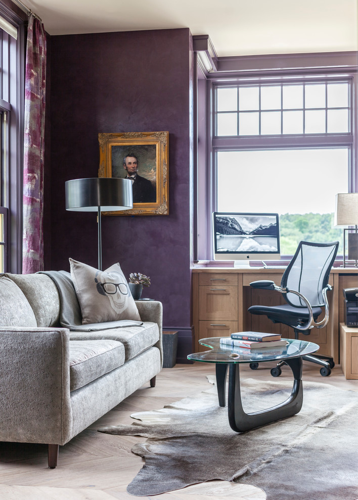 Esempio di uno studio classico di medie dimensioni con pareti viola, parquet chiaro e scrivania incassata