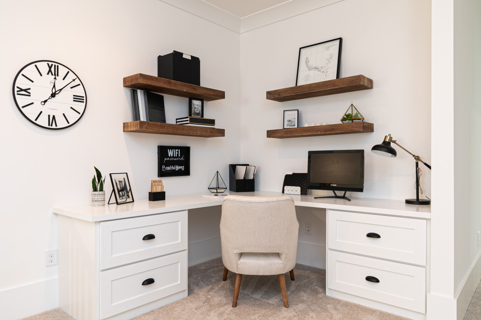 Immagine di un ufficio stile americano di medie dimensioni con pareti bianche, moquette, scrivania incassata e pavimento grigio