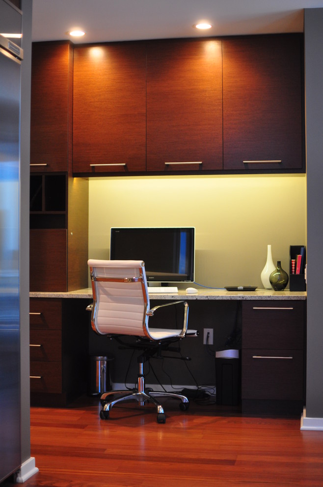 Idées déco pour un petit bureau contemporain avec un mur vert, un sol en bois brun et un bureau intégré.