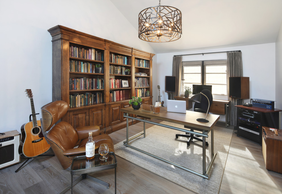 Imagen de despacho clásico renovado con paredes blancas, suelo de madera clara, escritorio independiente y suelo marrón