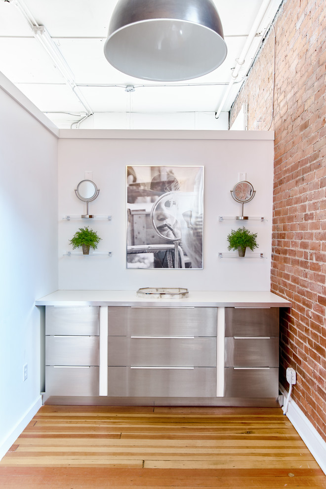 Imagen de despacho nórdico pequeño con paredes blancas, suelo de madera en tonos medios, escritorio empotrado y suelo marrón