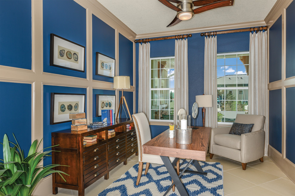 タンパにあるビーチスタイルのおしゃれな書斎 (青い壁、暖炉なし、自立型机、ベージュの床) の写真