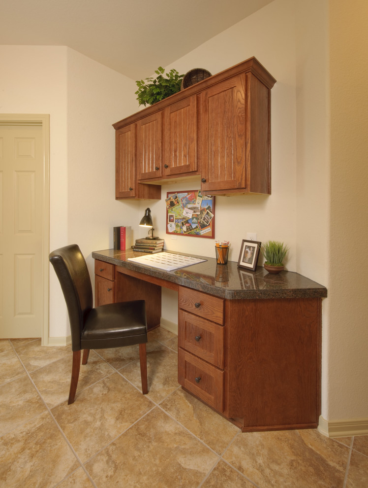 Immagine di un piccolo ufficio classico con pareti beige, pavimento in gres porcellanato, nessun camino, scrivania incassata e pavimento beige