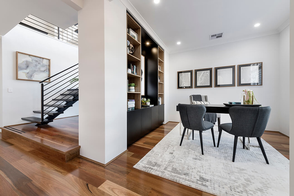 Esempio di un ufficio design di medie dimensioni con pareti bianche, pavimento in legno massello medio, scrivania autoportante e pavimento marrone