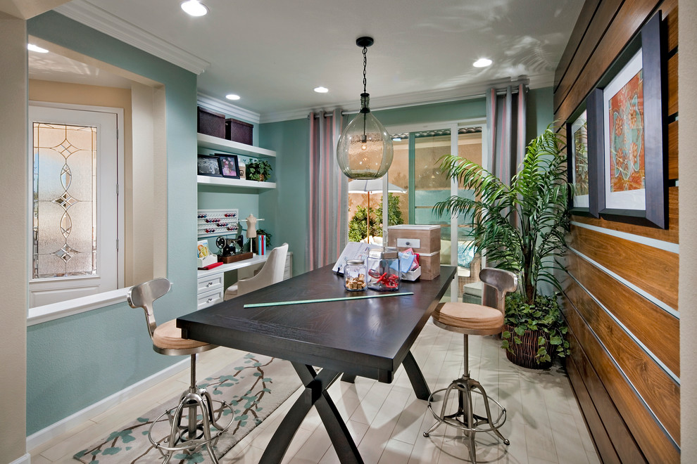 Пример оригинального дизайна: кабинет с местом для рукоделия, синими стенами, полом из керамической плитки и встроенным рабочим столом без камина