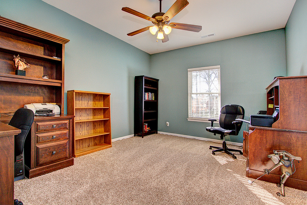 Esempio di un grande ufficio chic con moquette, scrivania autoportante e pareti blu