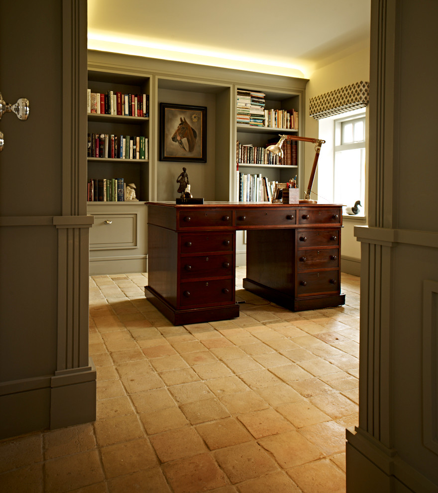 Diseño de despacho tradicional renovado de tamaño medio con paredes blancas y escritorio independiente