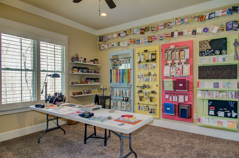 Exemple d'un bureau atelier chic avec un mur beige, moquette et un bureau indépendant.