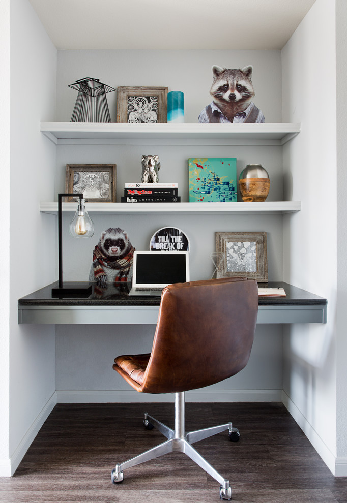 Idée de décoration pour un petit bureau design avec un mur gris, sol en stratifié et un bureau intégré.