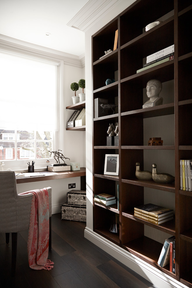 ロンドンにあるコンテンポラリースタイルのおしゃれなホームオフィス・書斎 (造り付け机) の写真