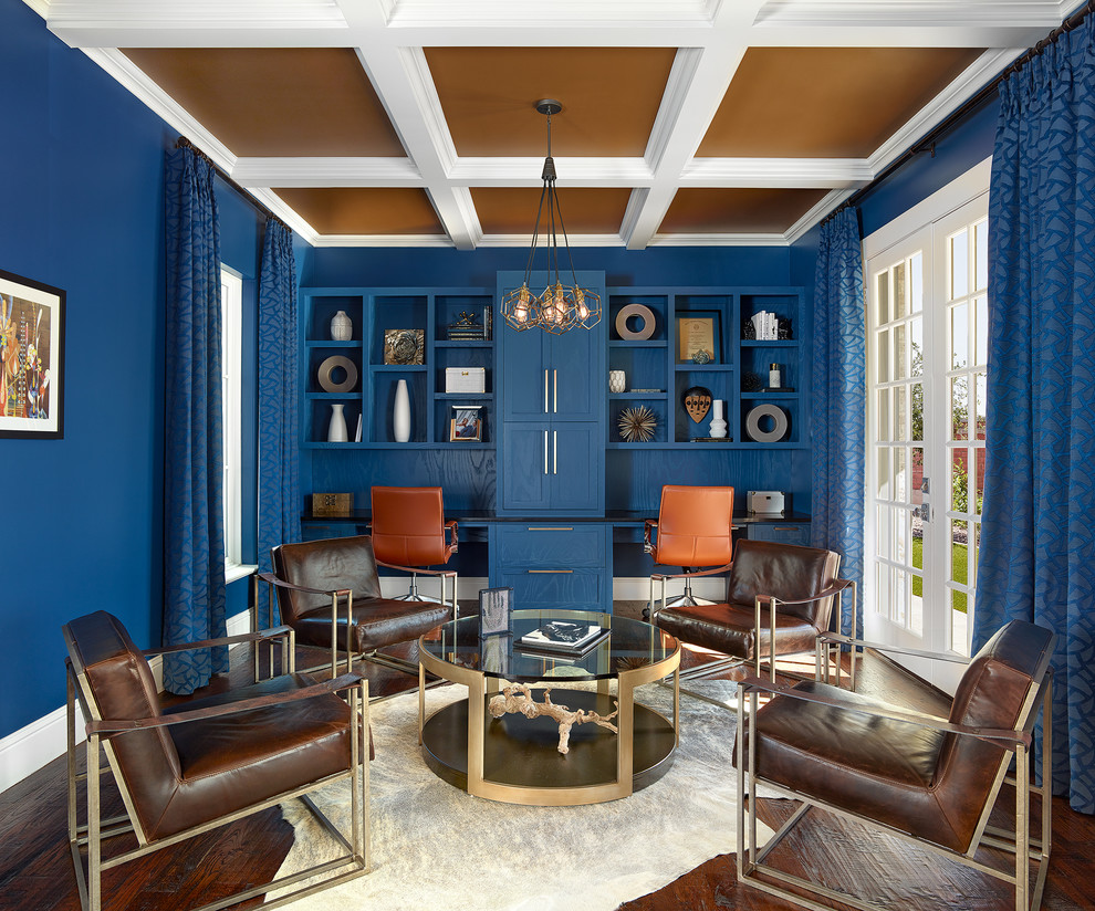 На фото: домашняя мастерская среднего размера в стиле неоклассика (современная классика) с синими стенами, темным паркетным полом и встроенным рабочим столом