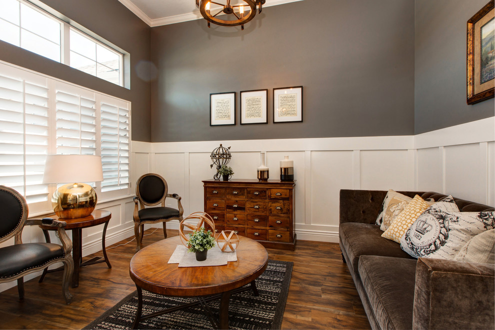 Idée de décoration pour un bureau craftsman de taille moyenne avec un mur gris, un sol en bois brun et un bureau indépendant.