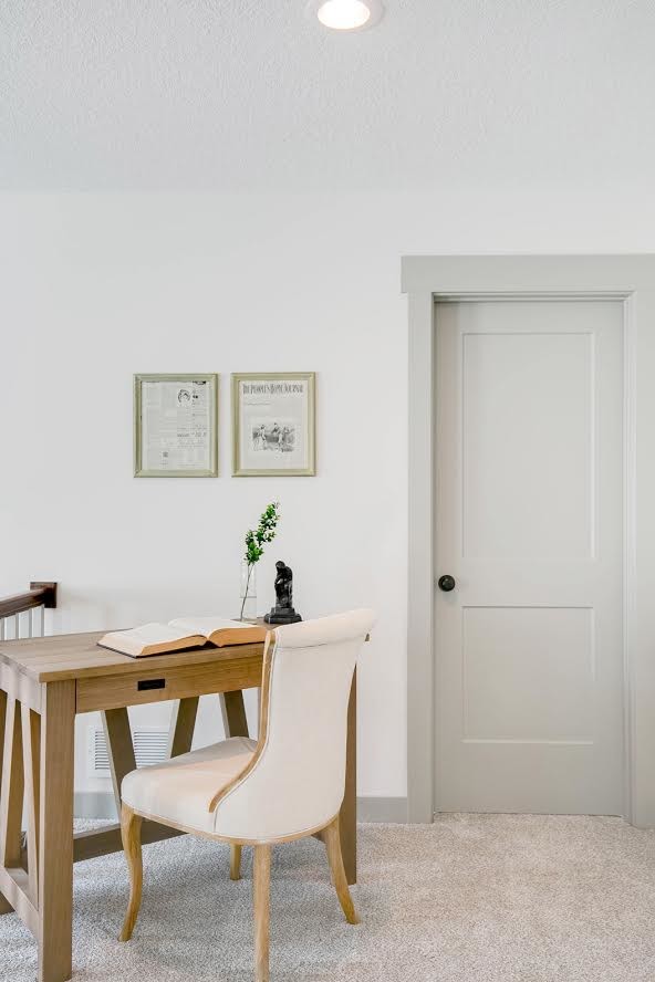 Ejemplo de despacho clásico renovado pequeño sin chimenea con paredes blancas, moqueta, escritorio independiente y suelo gris