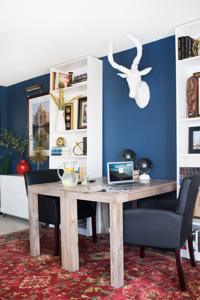 Idéer för att renovera ett funkis arbetsrum, med blå väggar och ett fristående skrivbord