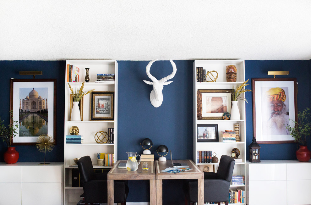 На фото: кабинет в современном стиле с синими стенами и отдельно стоящим рабочим столом с