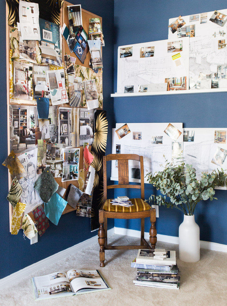 Modernes Arbeitszimmer mit blauer Wandfarbe und freistehendem Schreibtisch in New York