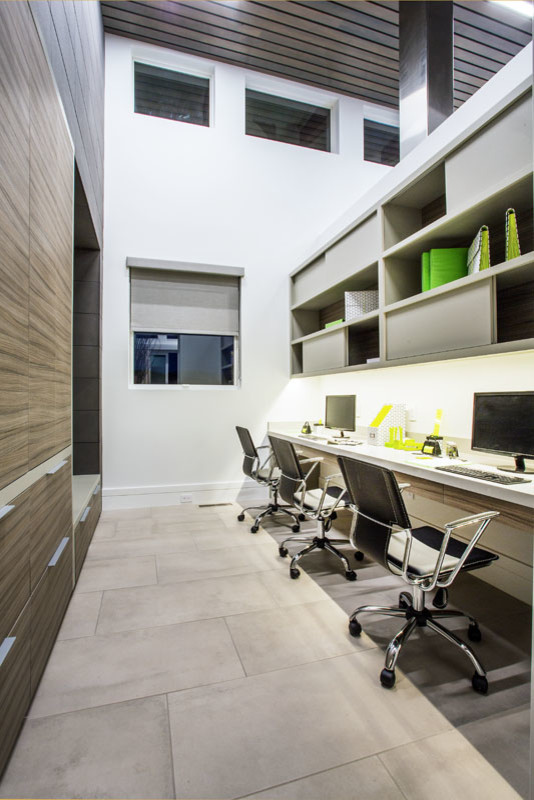 Réalisation d'un bureau vintage de taille moyenne avec un mur blanc, un sol en carrelage de céramique et un bureau intégré.