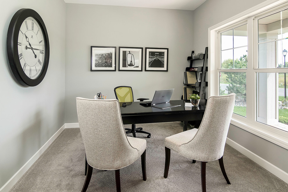 Cette photo montre un bureau chic de taille moyenne avec un mur gris et un bureau indépendant.