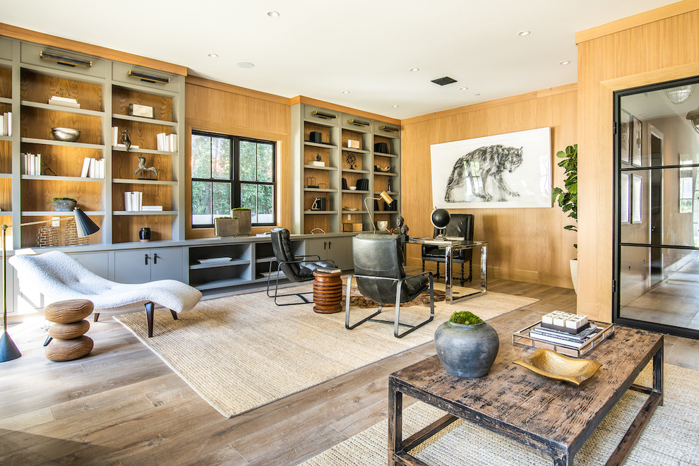Esempio di uno studio country con pareti marroni, pavimento in legno massello medio, scrivania autoportante e pavimento marrone