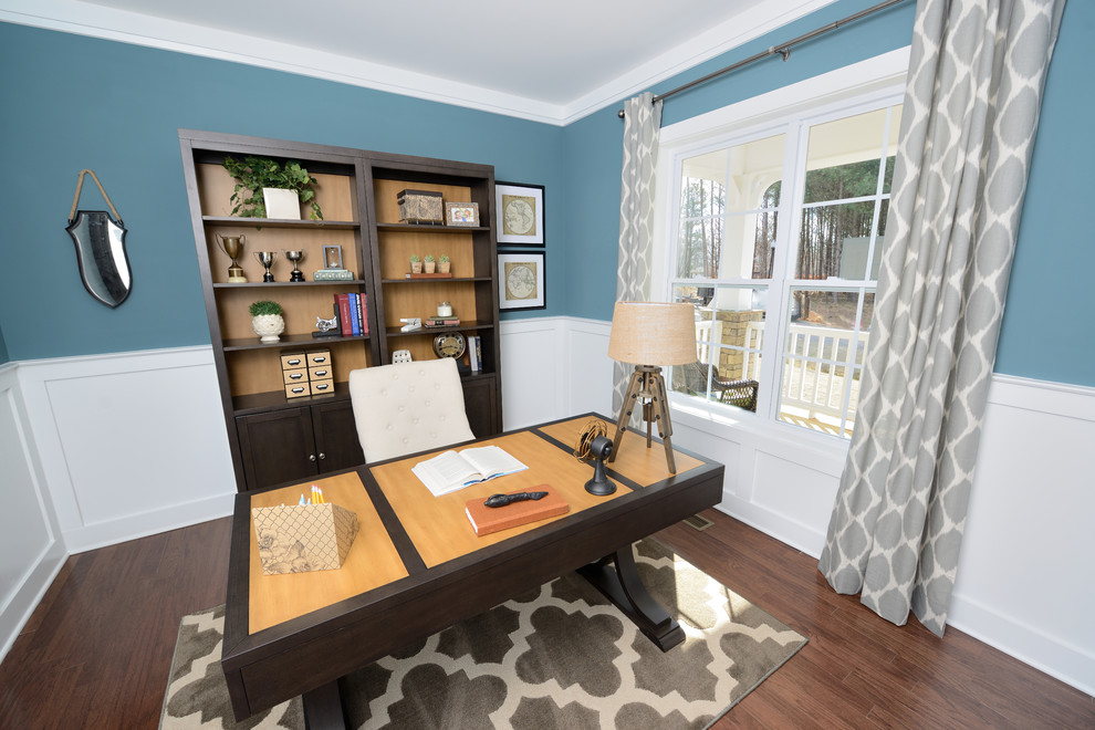 Inspiration pour un bureau traditionnel avec un mur bleu, un sol en bois brun, aucune cheminée et un bureau indépendant.
