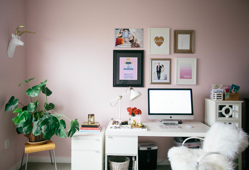 Стильный дизайн: кабинет в стиле неоклассика (современная классика) с розовыми стенами, ковровым покрытием и отдельно стоящим рабочим столом - последний тренд