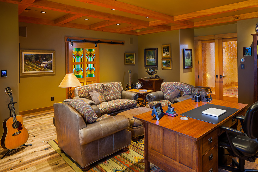 Immagine di un grande ufficio chic con pareti verdi, pavimento in legno massello medio e scrivania autoportante