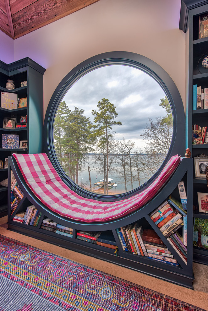 Идея дизайна: домашняя библиотека среднего размера в стиле фьюжн с серыми стенами, ковровым покрытием, отдельно стоящим рабочим столом и синим полом