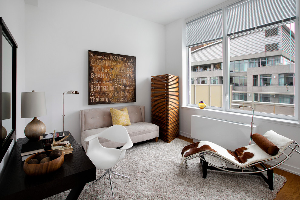 ニューヨークにある高級な中くらいなコンテンポラリースタイルのおしゃれなホームオフィス・書斎 (白い壁、濃色無垢フローリング) の写真