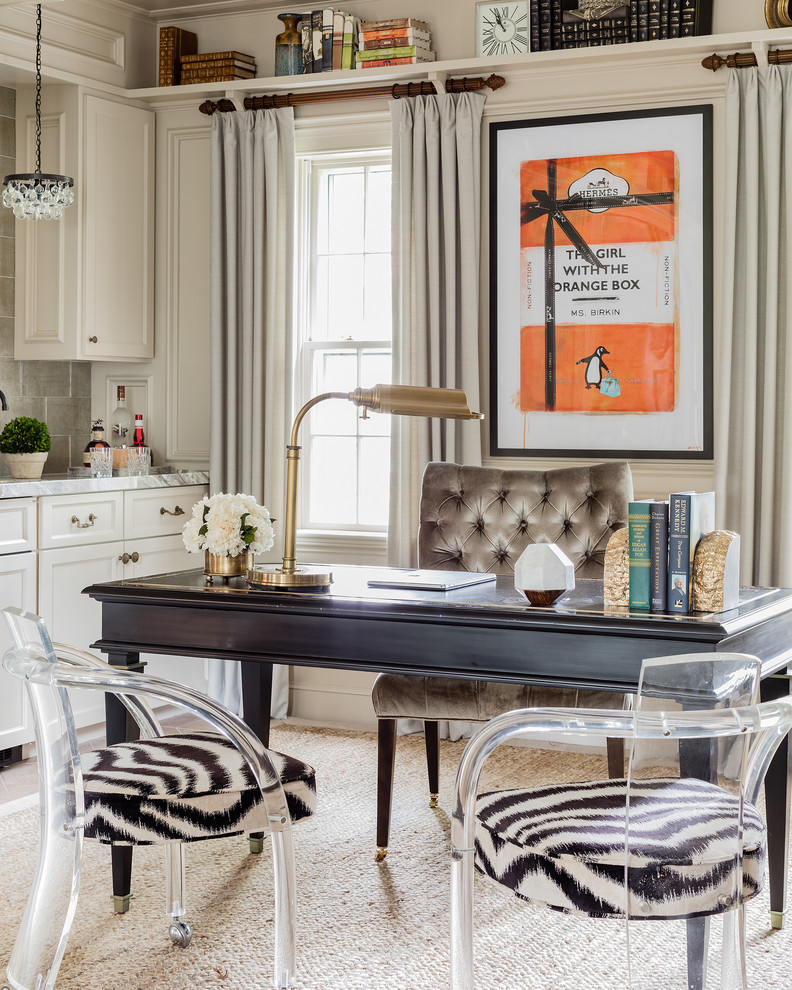 Imagen de despacho clásico de tamaño medio sin chimenea con paredes beige, escritorio independiente, moqueta y suelo beige