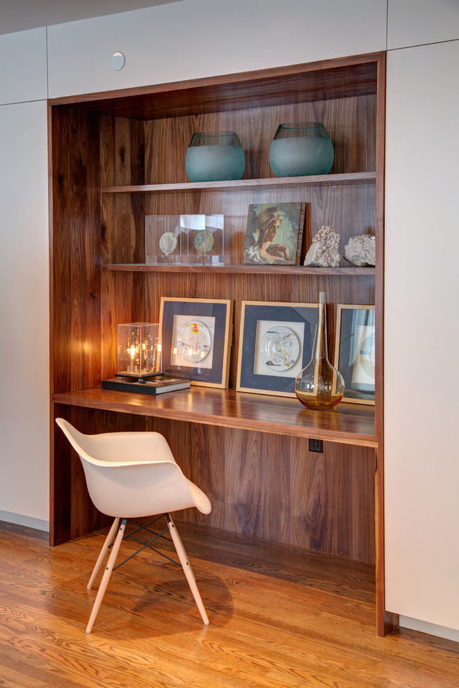 Idee per un ufficio contemporaneo di medie dimensioni con pareti bianche, pavimento in legno massello medio e scrivania incassata