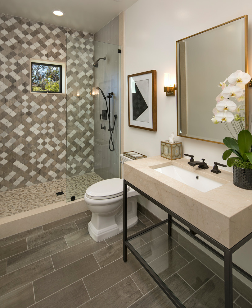Immagine di un atelier design di medie dimensioni con pareti bianche, pavimento con piastrelle in ceramica, scrivania autoportante e pavimento grigio