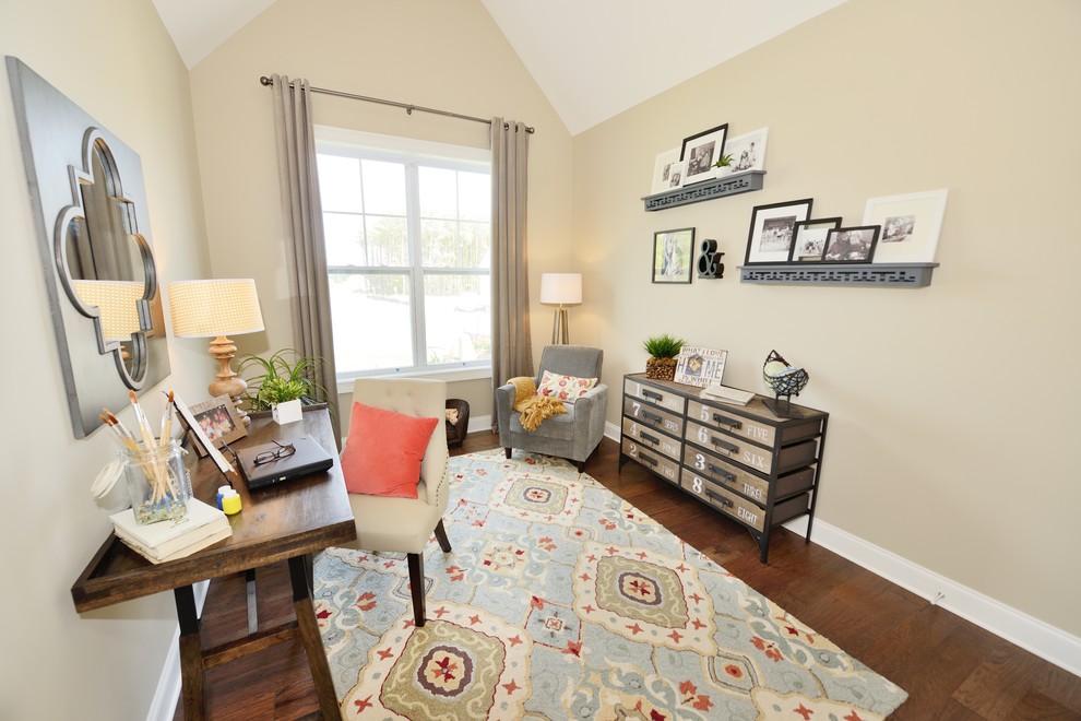 Foto de despacho tradicional con paredes beige, suelo de madera en tonos medios y escritorio independiente