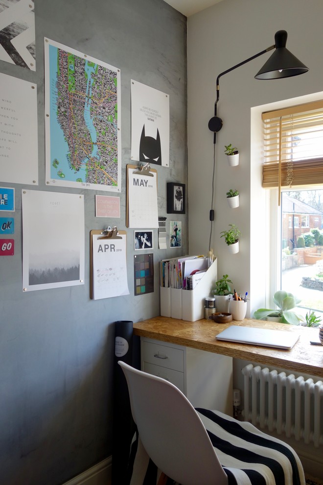 Kleines Modernes Arbeitszimmer ohne Kamin mit Arbeitsplatz, grauer Wandfarbe und freistehendem Schreibtisch in Sonstige