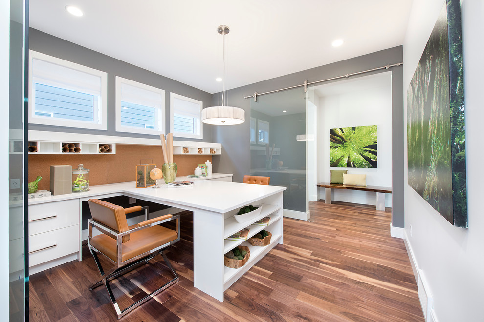 Modernes Arbeitszimmer mit grauer Wandfarbe und Einbau-Schreibtisch in Calgary