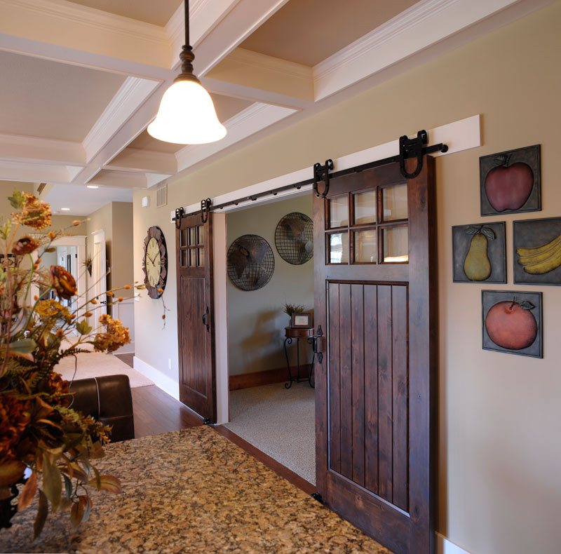 Immagine di un ufficio stile rurale con pareti beige, moquette e pavimento beige