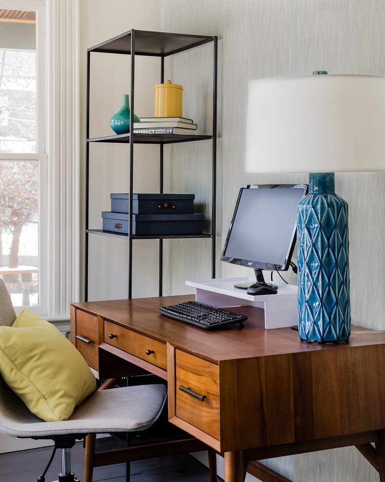 Inspiration pour un petit bureau traditionnel avec parquet peint, un bureau indépendant et un mur gris.
