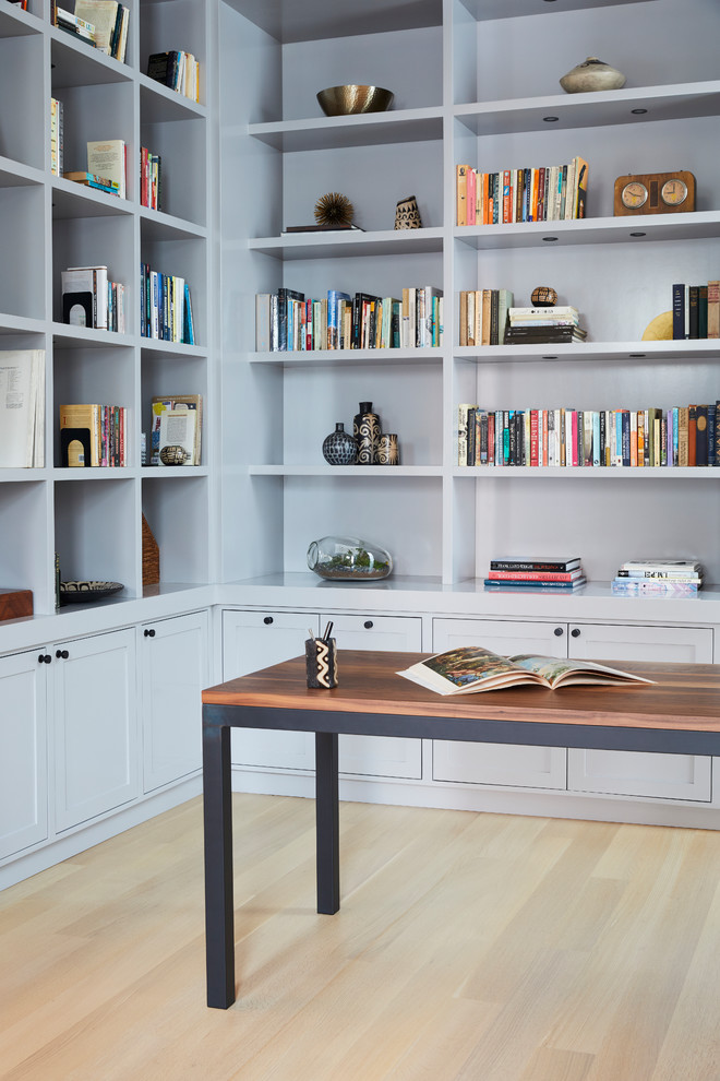 Idéer för ett klassiskt hemmabibliotek, med grå väggar, ljust trägolv, ett fristående skrivbord och beiget golv