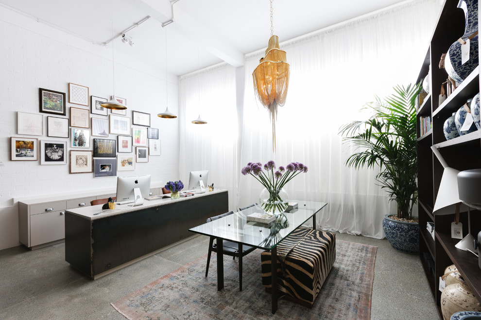Foto på ett eklektiskt arbetsrum, med vita väggar och ett fristående skrivbord