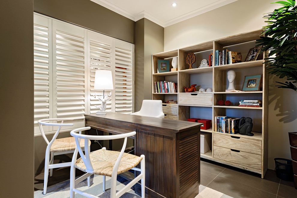 Свежая идея для дизайна: домашняя мастерская среднего размера в стиле модернизм с коричневыми стенами и отдельно стоящим рабочим столом - отличное фото интерьера