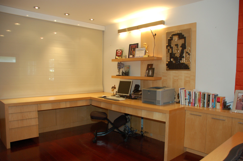 Home office - contemporary home office idea in Los Angeles