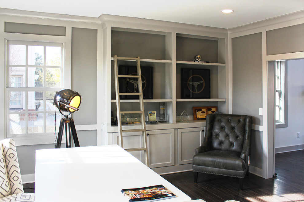 Exempel på ett stort eklektiskt hemmastudio, med grå väggar, mörkt trägolv och ett fristående skrivbord