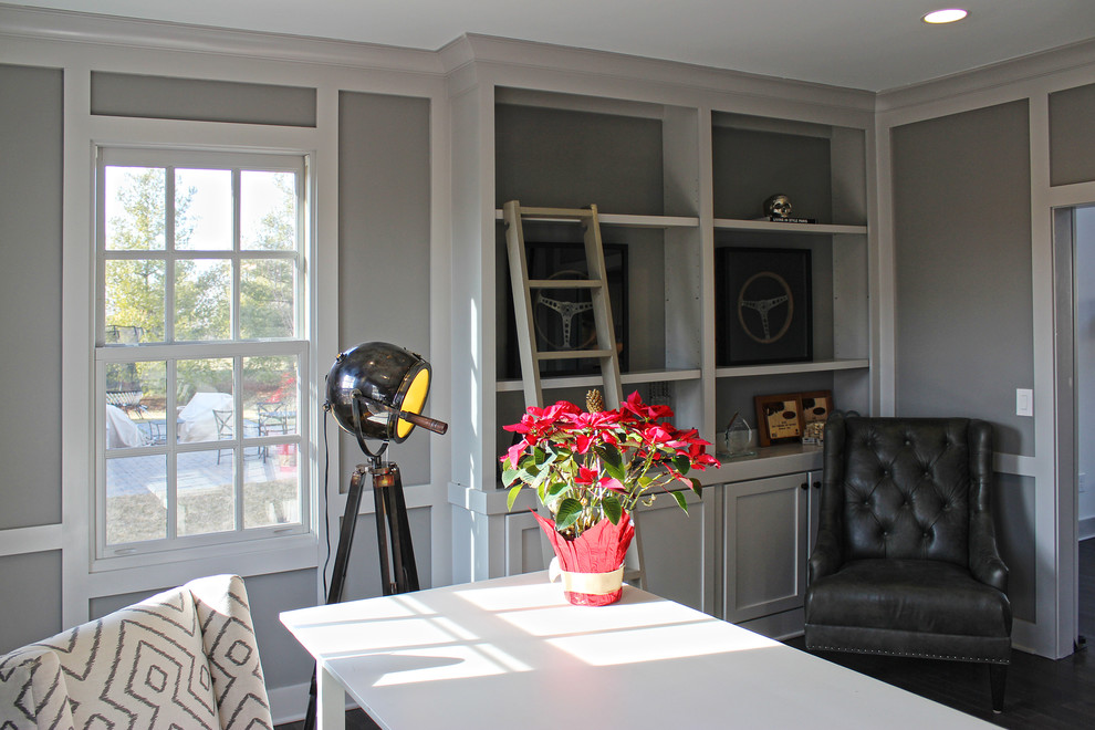 Großes Eklektisches Arbeitszimmer mit Studio, grauer Wandfarbe, dunklem Holzboden und freistehendem Schreibtisch in Kolumbus