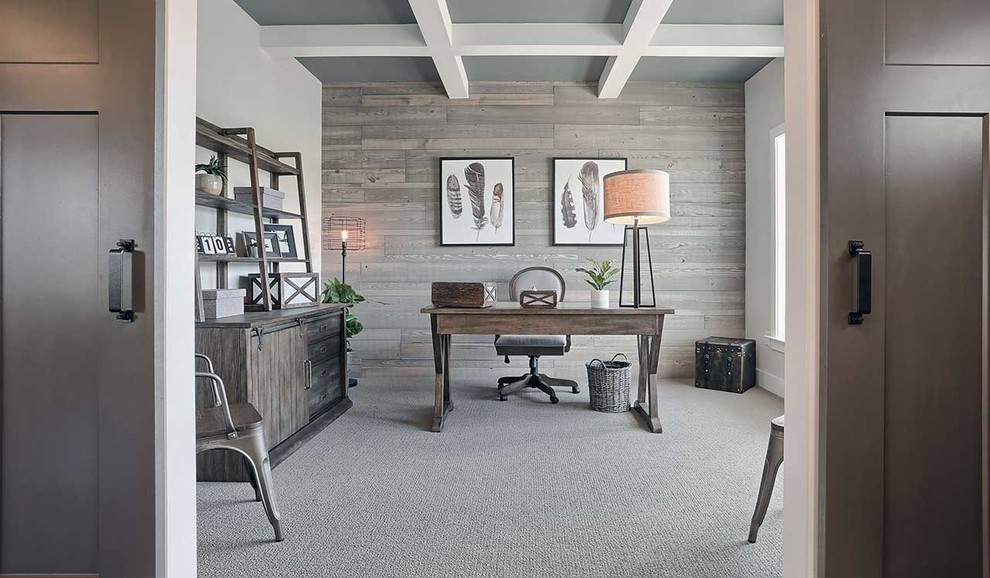 Свежая идея для дизайна: рабочее место среднего размера в стиле рустика с серыми стенами, ковровым покрытием, отдельно стоящим рабочим столом и серым полом без камина - отличное фото интерьера
